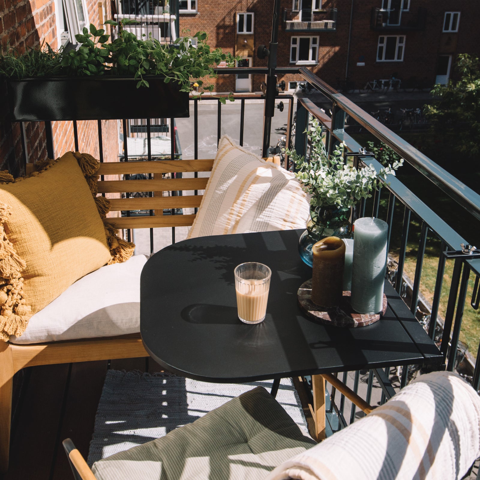 So richten Sie Ihren Balkon minimalistisch ein